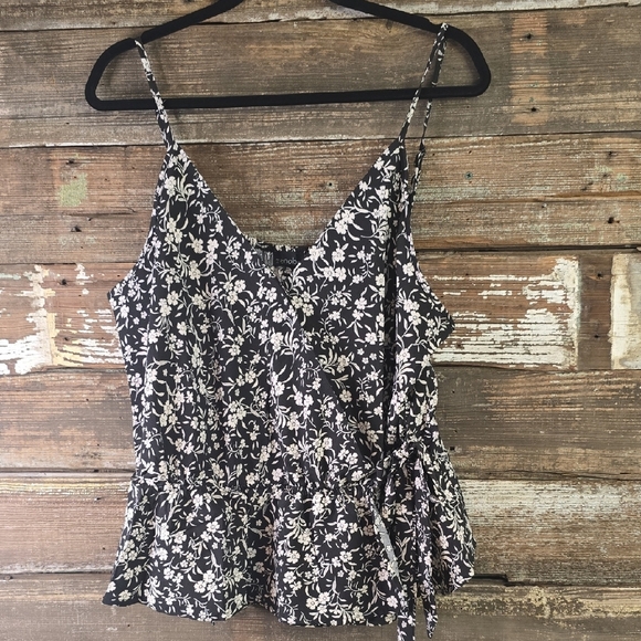 Zenobia Floral Black and White Wrap Style Women's Top, Mult Sizes, NWT - Picture 1 of 4